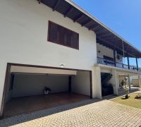 ALUGA - Casa de Alvenaria Central para Fins Comerciais