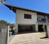 ALUGA - Casa de Alvenaria Central para Fins Comerciais