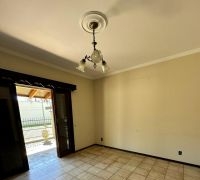 ALUGA - Casa de Alvenaria Central para Fins Comerciais