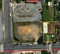 Terreno Comercial com uma Casa de Alvenaria 